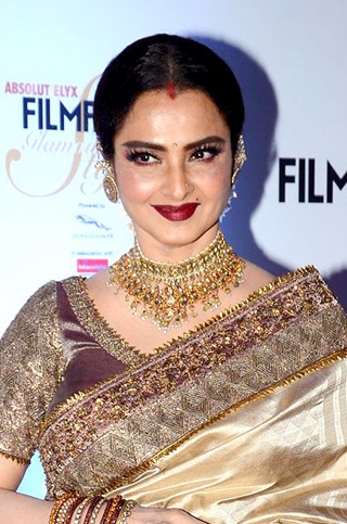 the ever-glamourousRekha on one of the Filmfare red carpets