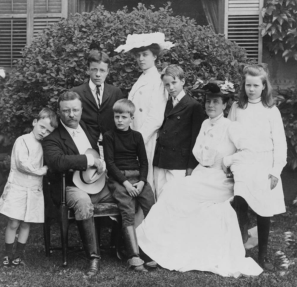 Roosevelt family in 1903 with Quentin on the left, Theodore Roosevelt, Ted, Archie, Alice, Kermit, Edith, and Ethel