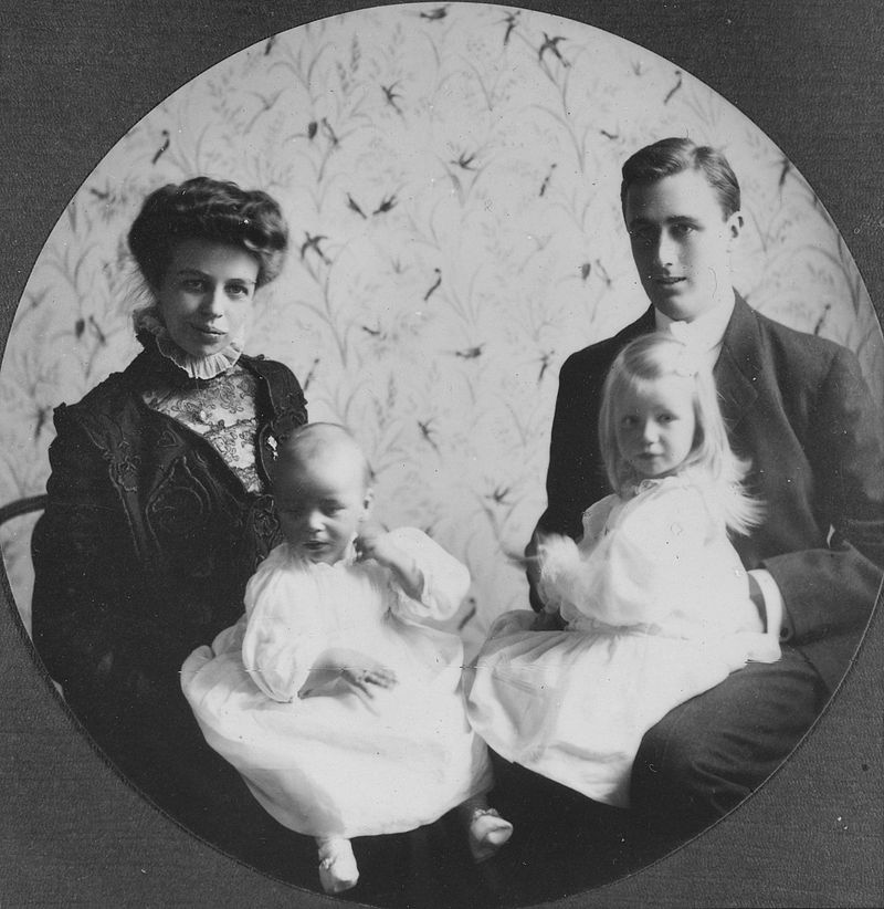 Eleanor and Franklin with their first two children in 1908