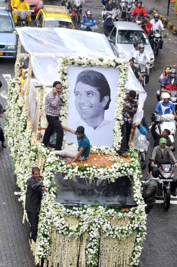 Rajesh Khanna’s funeral procession in Mumbai on July 2012