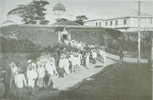 The Filipino POWs in preceding photo march out of Intramuros through the <EM>Postigo del Palacio (