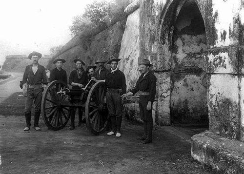 1899 us soldiers with gatling gun in Cavite_edited