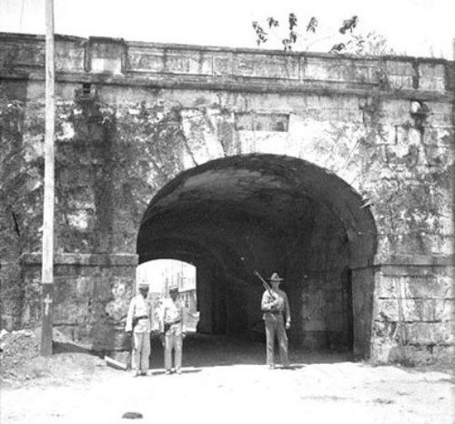 Gateway through the parapeted wall of Intramuros 1898