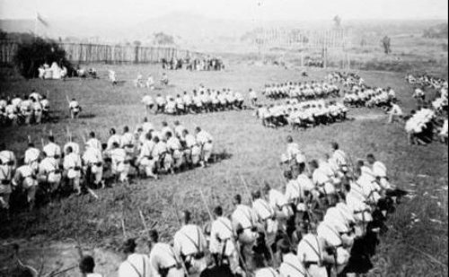 Spaniards kneel Momungan, Lanao del Norte, Mindanao May 17 1892 mass bday Alfonso XIII with Generals Despujol n Castilla