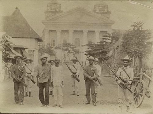 Spanish and Filipinos in Spanish army with two Filipino POWs, 1898