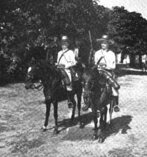 Two Spanish cavalry soldiers 1896