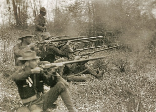 US troops fighting Filipinos in the bamboo 1899