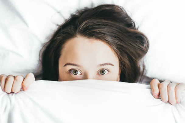 What is the relationship between dry eyes and sleep