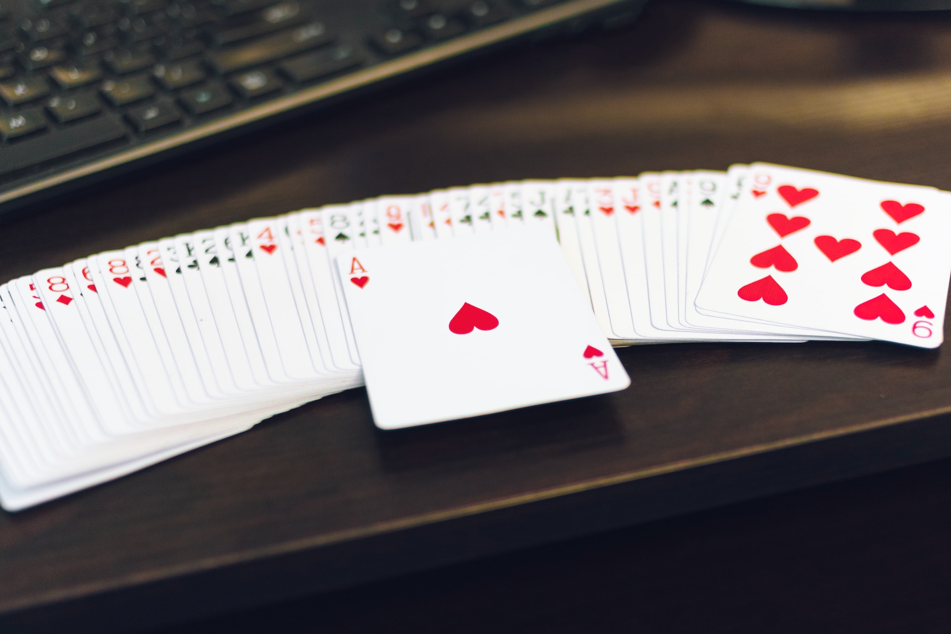 How To Play Online Poker To Win Money At Online Casinos