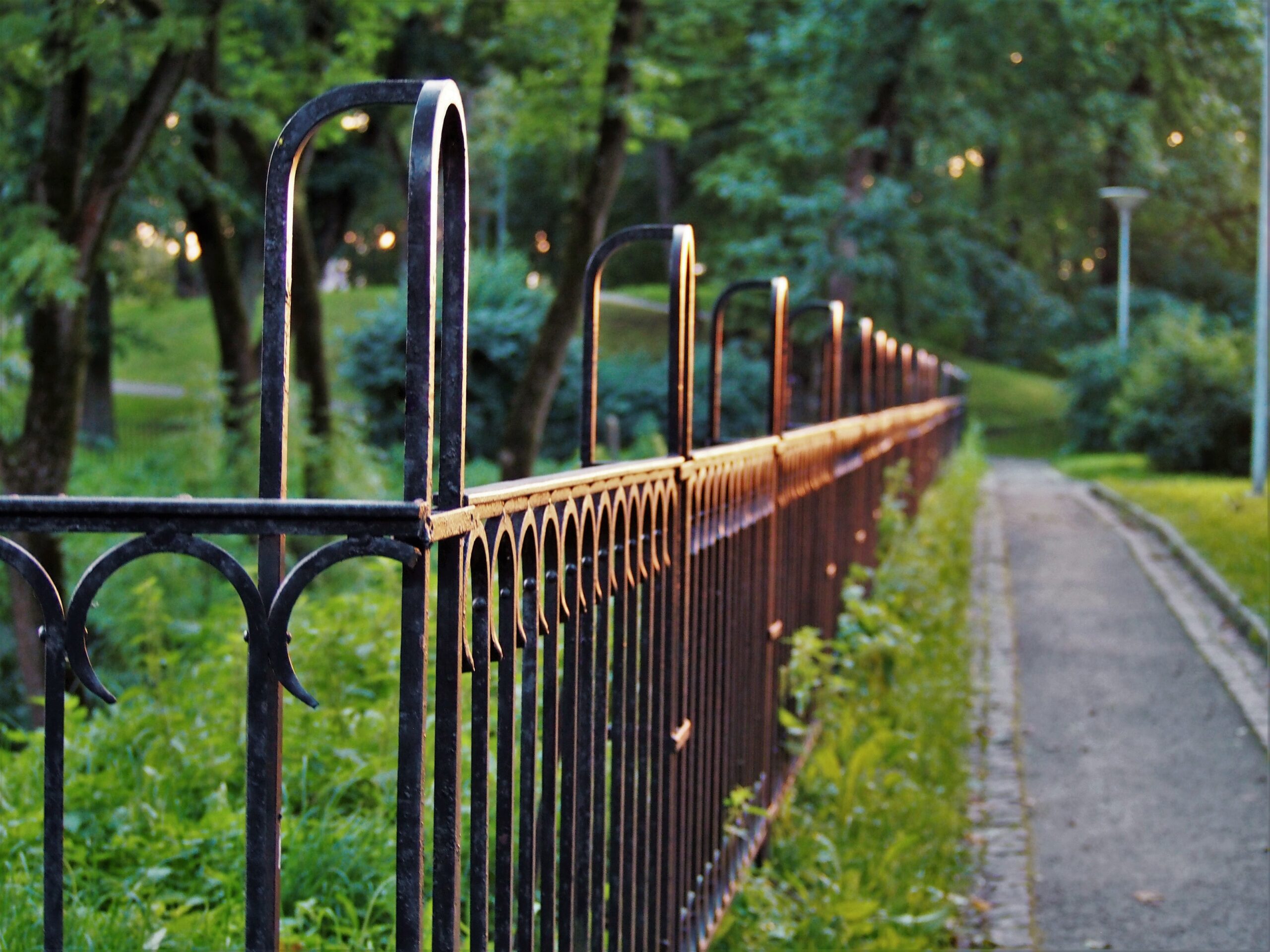 How to install a fence and gates for your house at the best cost
