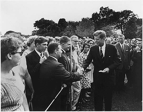Kennedy greets Peace Corps volunteers on August 28, 1961