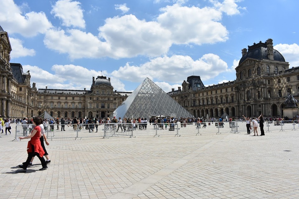 louvre in the daytime