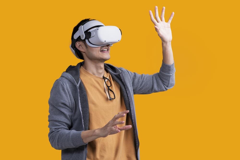 Man wearing a VR goggle