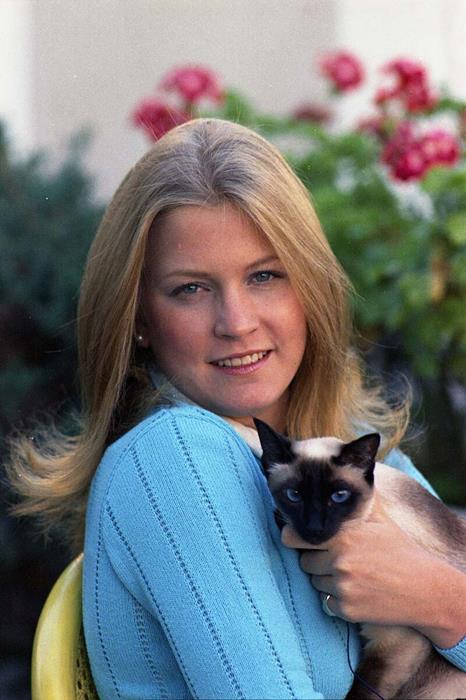 Ford and Siamese cat "Shan Shein" at the White House in 1974
