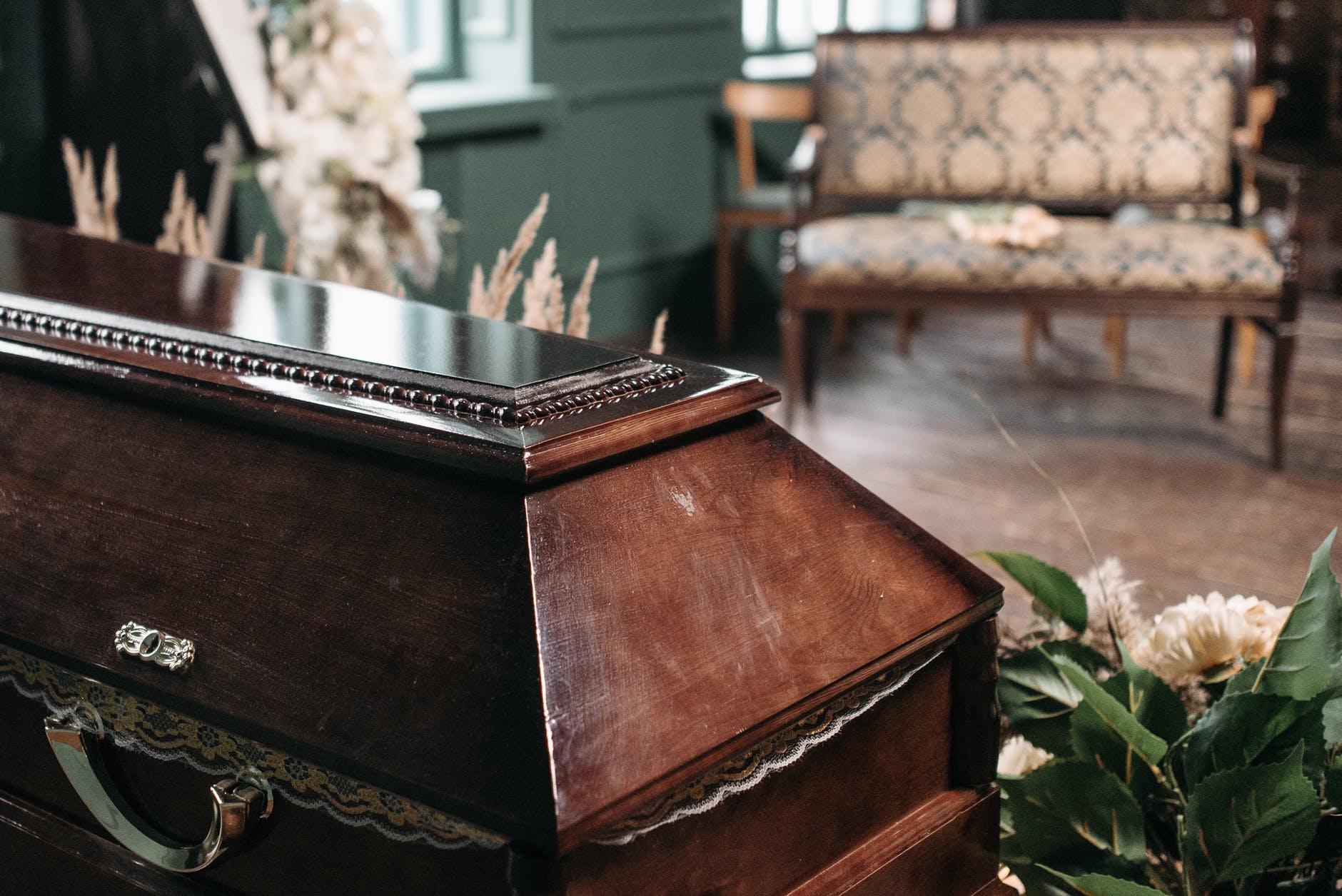 The 3 Pros and Cons of Using a Coffin for your Loved one’s Funeral