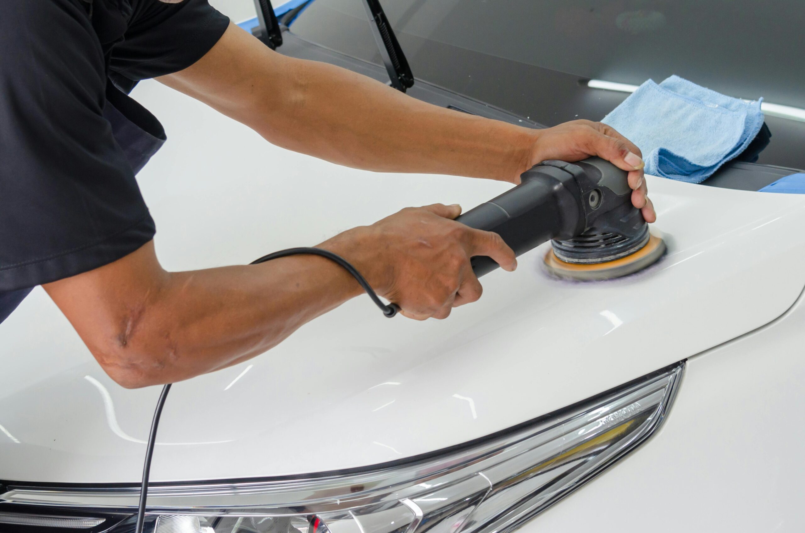 A Brief Guide on Windshield Repair and Windshield Replacement Services