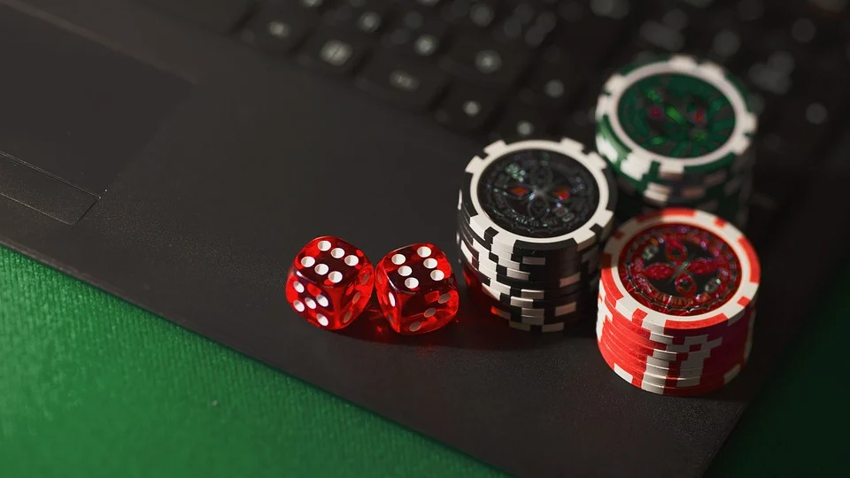 Know the difference between online casinos and live casinos