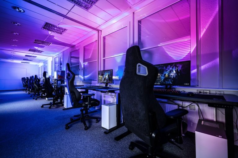 9 Significant Factors That Make the Difference Between Traditional Sports and eSports