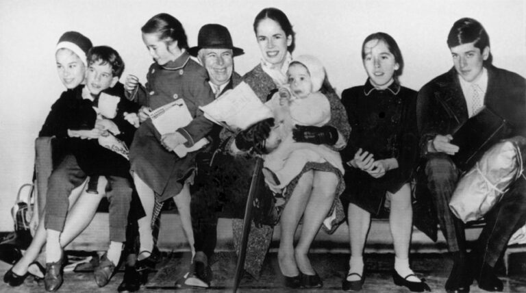 Charlie-Chaplin-with-his-wife-Oona-and-six-children-in-1961