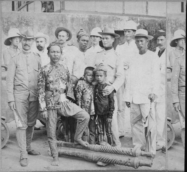 Datu of Mindanao along with American officers (1910)