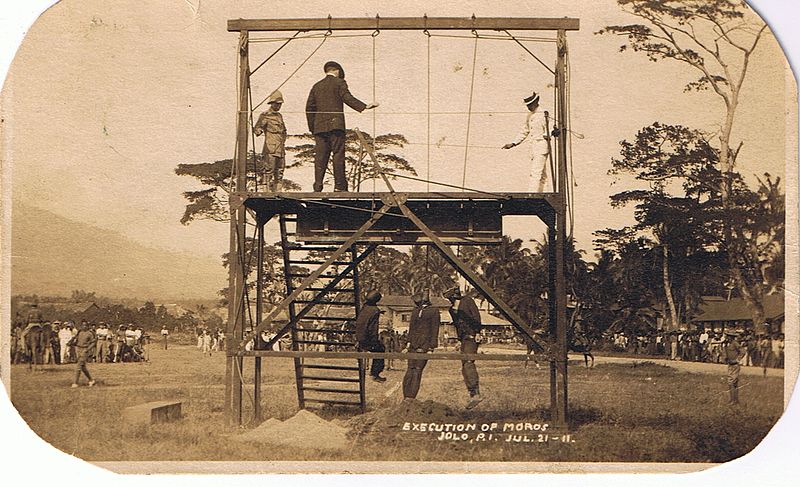 Moro rebels being hung in Jolo (1911)