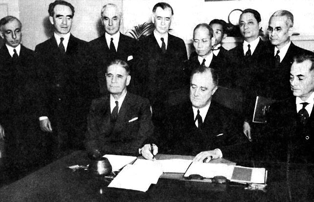 Signing-of-the-1935-Commonwealth-Constitution