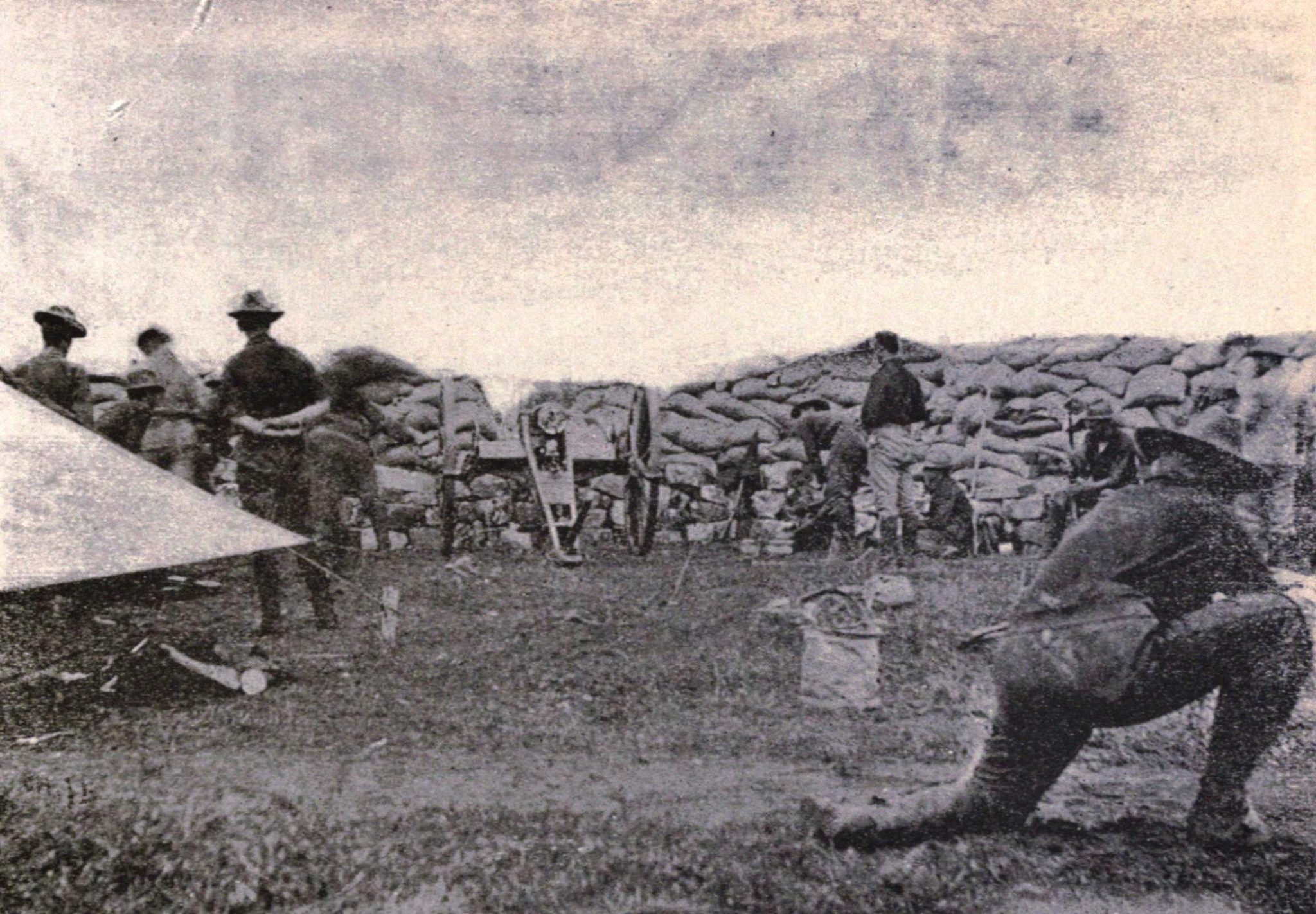 Utah_Light_Artillery_in_action_in_the_Philippines_1899