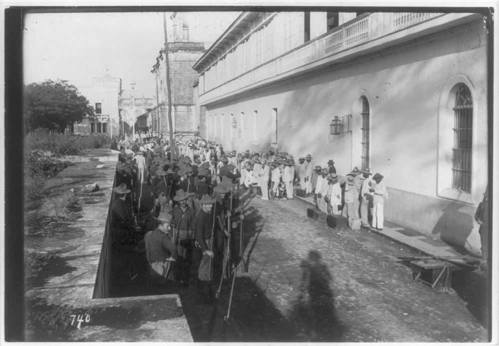 U.S. soldiers and insurrecto prisoners, Manila, 1899