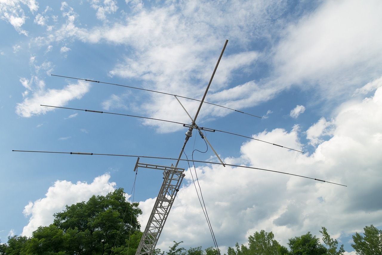 Linked repeater systems enable VHF and higher frequency transmissions over distances of hundreds of kilometers. Operators can communicate over hundreds of miles using handheld or mobile transceivers thanks to repeaters, which are typically found on high points of land or big buildings.