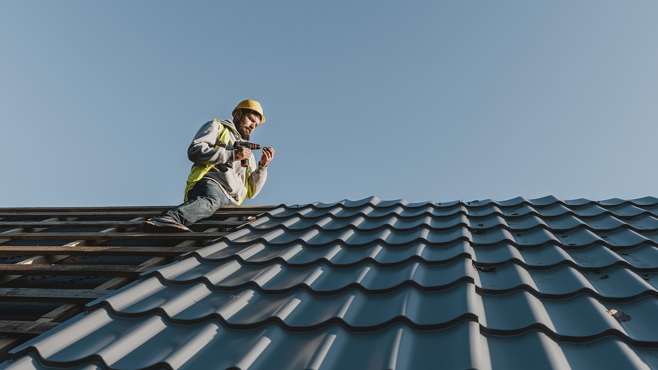 Why Smart Homeowners are Opting for Roofing Contractors Over DIY