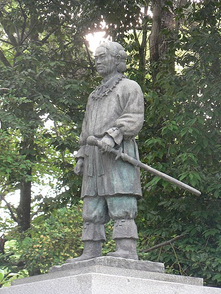 A bronze statue of Prince Yamato Takeru with the sword Kusanagi no Tsurugi on his waist